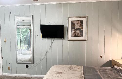 East Point House | King Suite - Hot Tub - Mini Fridge Room 7