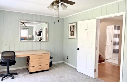 East Point House | King Suite - Hot Tub - Mini Fridge Room 7