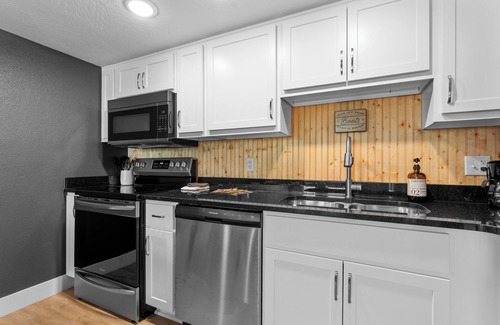 Branson Condo | King Suite w/Pool 2 min to Branson Landing