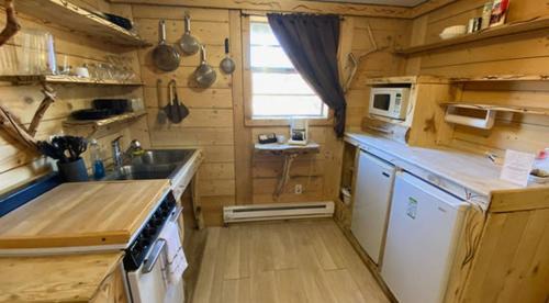 Cedaredge Cabin | King Suite with a Full Kitchen and Balcony at the Cedaredge Lodge