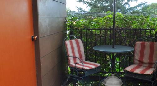 Cedaredge Cabin | King Suite with a Full Kitchen and Balcony at the Cedaredge Lodge