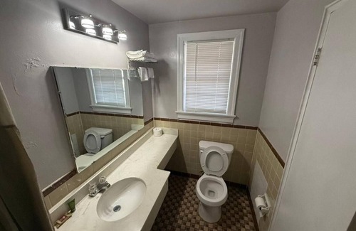 Danville Hotel | King Unit Near Arts & History Museum, Pets Welcome and Parking Included!