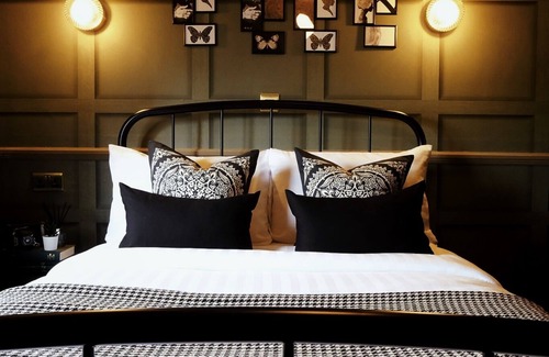 Wilmslow Hotel | King William Rooms