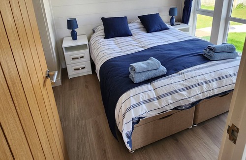 Holworth Ski Chalet | Kingfisher - Creek Caravan Park Ringstead