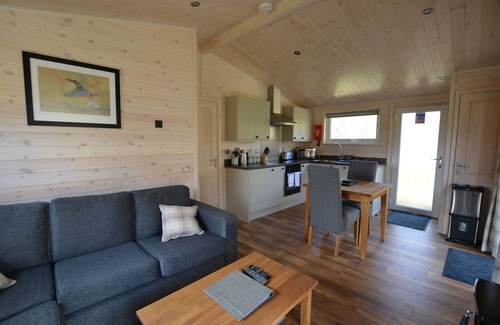 Henton Apartment | Kingfisher Luxury Lodge with Sauna and Hot Tub