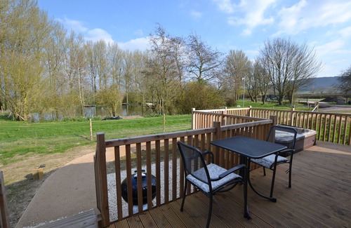 Henton Apartment | Kingfisher Luxury Lodge with Sauna and Hot Tub