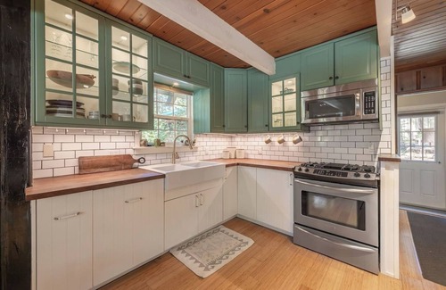 Kings Beach Cabin | Kings Beach Cottage | Pet Friendly, Hot Tub, Desk