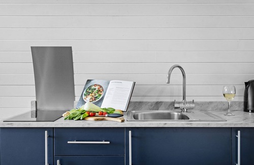 Wells Cabin | Kingston Black Glamping Pod - Hot Tub