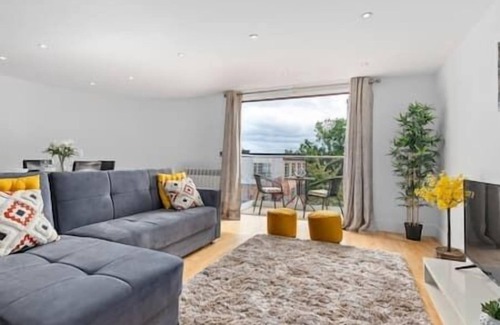 Norbiton Apartment | Kingston - Entire 2BR Flat with Balcony - Walk to Station