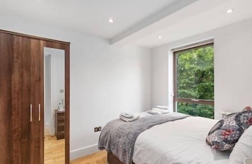 Norbiton Apartment | Kingston - Entire 2BR Flat with Balcony - Walk to Station