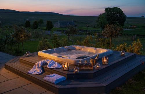 Murthly House | Kipney Farmhouse with hot tub