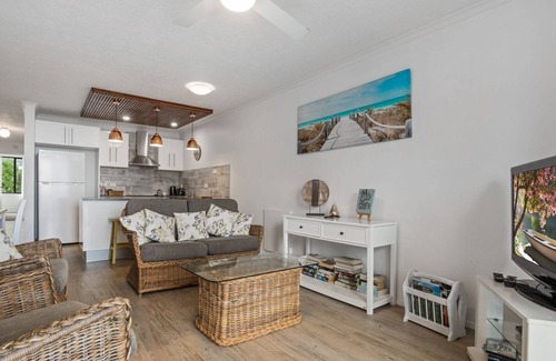 Coolangatta Apartment | Kirra Vista 9 - Kirra Beachfront - Min. 3 night stays!