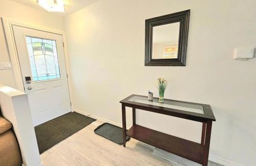 Jasper Place House | Kirvia's retreat "entire home" 8 minutes to WEM