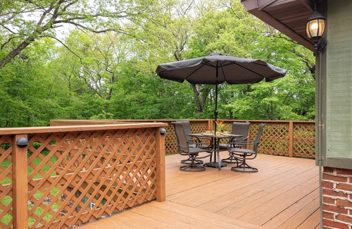 Triumph Cabin | Kishauwau Cabins - Jack's Deluxe Romantic cabin 10 minutes from Starved Rockn