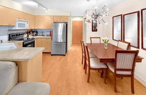 Fairview Condo | Kitsilano Apartment | 6 blocks to the beach License number 24-229694