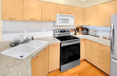 Fairview Condo | Kitsilano Apartment | 6 blocks to the beach License number 24-229694