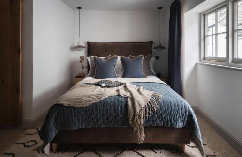 Port Isaac House | Kittiwake Cottage - Charming harbour-side cottage, luxury interiors