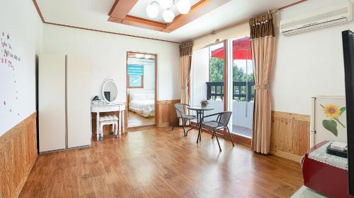 Chaphwa-gol House | Kkotjipureunsol Pension