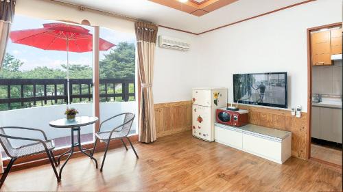 Chaphwa-gol House | Kkotjipureunsol Pension