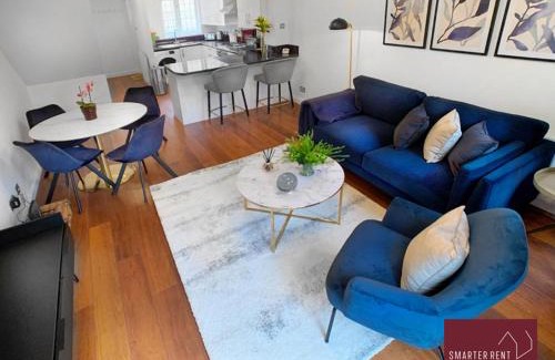 Knaphill House | Knaphill - 2 Bedroom Terrace House - With Garden