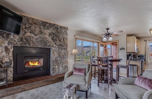 Clark Cabin | Knapsack- Mountain cabin with beautiful views