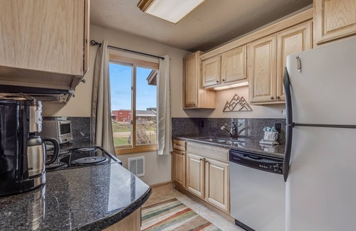 Clark Cabin | Knapsack- Mountain cabin with beautiful views