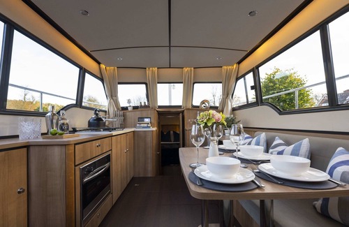 Henley Boat Rental | Knightsdream - Driving - Luxury Boating