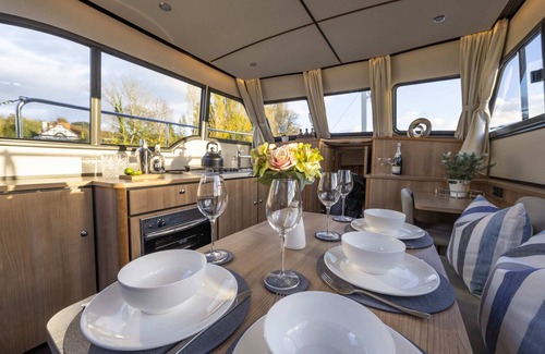 Henley Boat Rental | Knightsdream - Driving - Luxury Boating