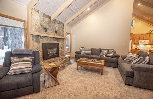 Tahoma House | Knobcone Cabin by Hauserman Rentals