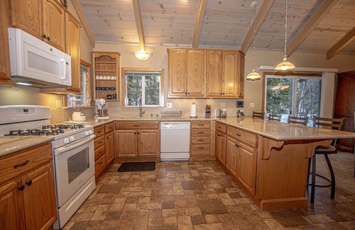 Tahoma House | Knobcone Cabin by Hauserman Rentals