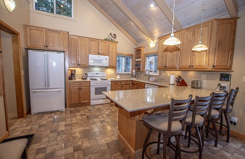 Tahoma House | Knobcone Cabin by Hauserman Rentals