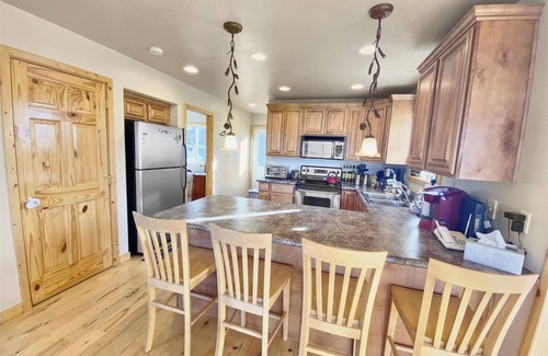 Mammoth Creek Cabin | Koka`s Panda House, Cozy cabin, wood fireplace, great view of Elk Ridge Valley