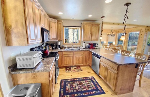 Mammoth Creek Cabin | Koka`s Panda House, Cozy cabin, wood fireplace, great view of Elk Ridge Valley