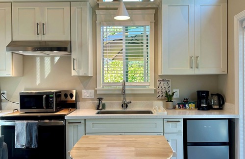 Upper Dimond House | Kolibrie Huis is a 2-bed tiny home in a peaceful urban oasis with hummingbirds