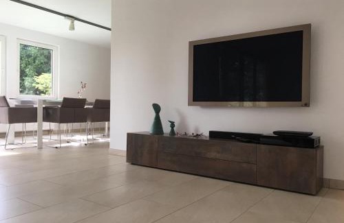 Gross Glienicke House | KOMPLETTES FERIENHAUS POTSDAM BERLIN GÄSTEHAUS IN SEENÄHE 95qm2 MONTEURZIMMER