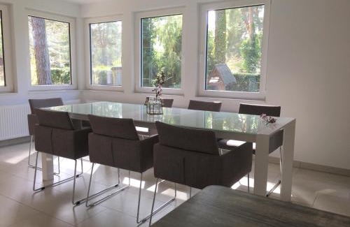 Gross Glienicke House | KOMPLETTES FERIENHAUS POTSDAM BERLIN GÄSTEHAUS IN SEENÄHE 95qm2 MONTEURZIMMER