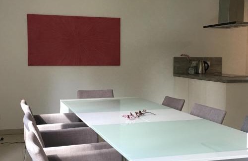 Gross Glienicke House | KOMPLETTES FERIENHAUS POTSDAM BERLIN GÄSTEHAUS IN SEENÄHE 95qm2 MONTEURZIMMER