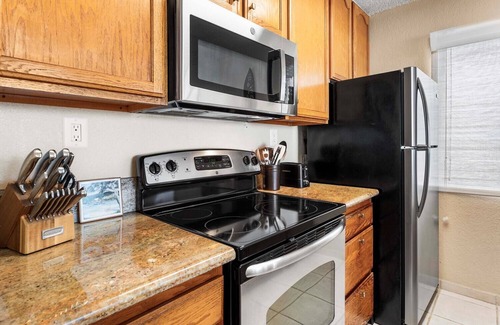 Historic Kailua Village Condo | Kona Reef F11: Oceanview Condo w/Shared Pool, AC & Lanai Views