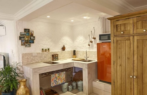 Coogee Apartment | Kookaburra down