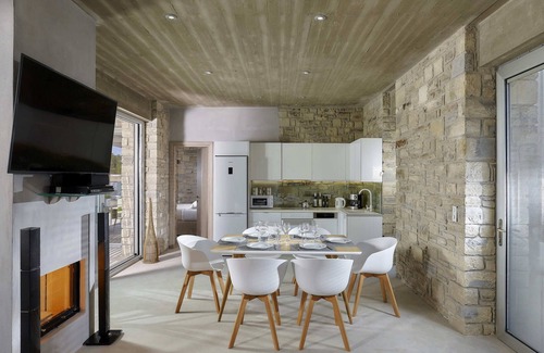 Kamilari Villa | Kouros n' Kori Villas | 4 bedrooms | 4 bathrooms | sleeps 12