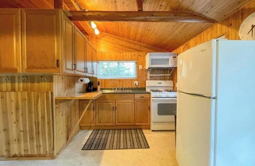 Hillman Cabin | Kozy Kabin in the woods near trails & lakes!