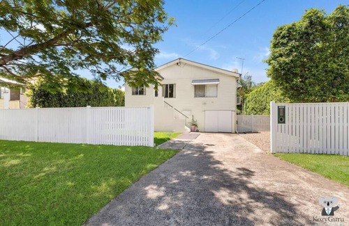 Albion House | KOZYGURU | Albion | Charming House with 3 Bedroom | Parking