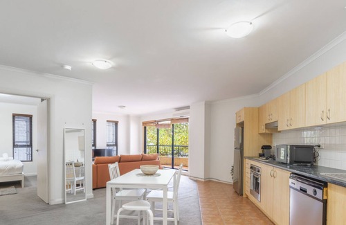 Redfern Apartment | Kozyguru | Redfern | Cozy Apt Near Train Station