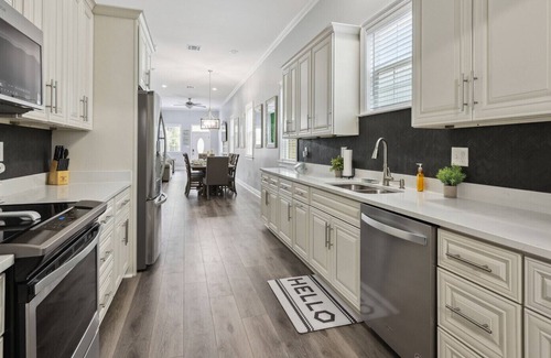 Faubourg Delassize House | Krewe of New Orleans, Walk to Streetcar & Freret St.