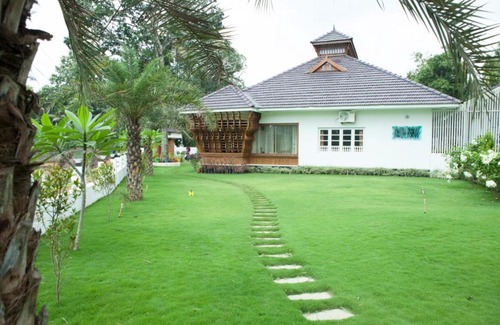 Kothamangalam House | Kudajadri Heritage Pool Homestay Kothamangalam