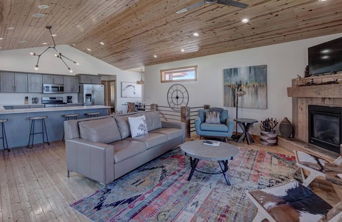 Lead Ski Chalet | Kussy 3 BR Chalet at Terry Peak with Outdoor Hot Tub - Sleeps 8