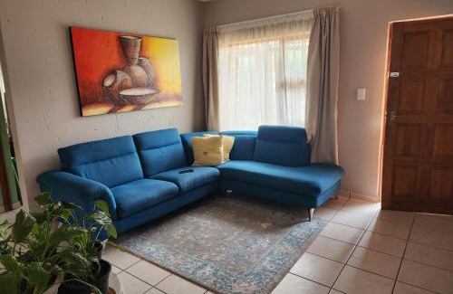 Greater Johannesburg Metropolitan Area Apartment | KwaSihle on Boundary is a charming 2 bedroomed unit that accommodates 4 people, situated in a peaceful and secure estate.