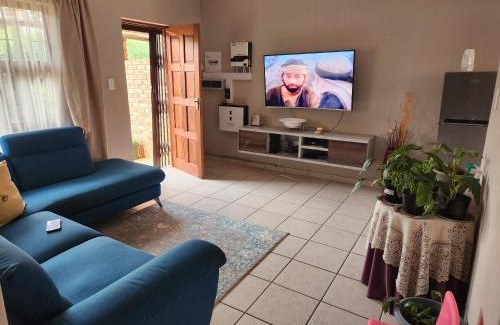Greater Johannesburg Metropolitan Area Apartment | KwaSihle on Boundary is a charming 2 bedroomed unit that accommodates 4 people, situated in a peaceful and secure estate.