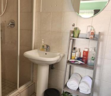 Greater Johannesburg Metropolitan Area Apartment | KwaSihle on Boundary is a charming 2 bedroomed unit that accommodates 4 people, situated in a peaceful and secure estate.