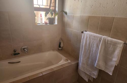 Greater Johannesburg Metropolitan Area Apartment | KwaSihle on Boundary is a charming 2 bedroomed unit that accommodates 4 people, situated in a peaceful and secure estate.